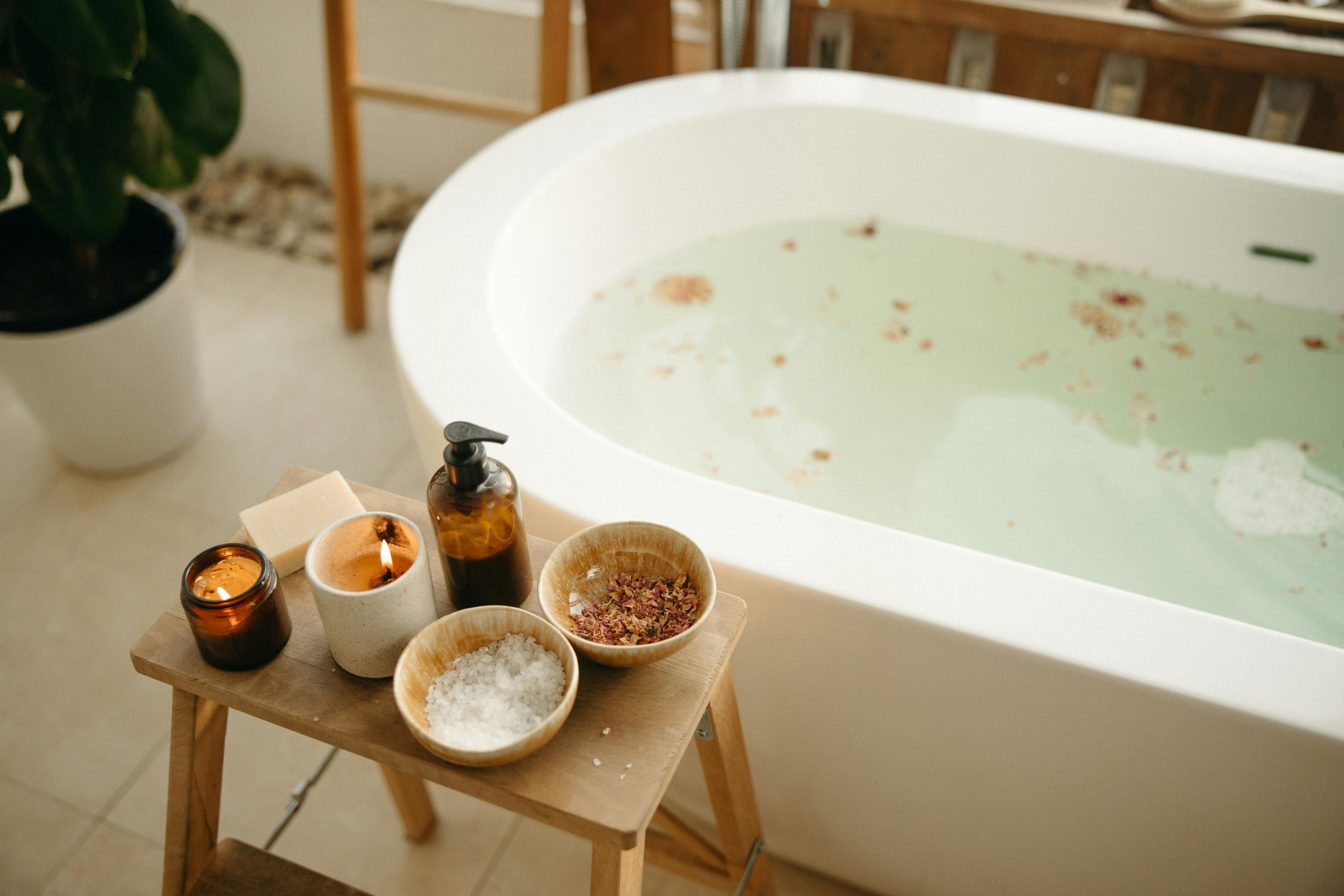 How to Clean a Bathtub: A Complete Guide for Every Tub Surface